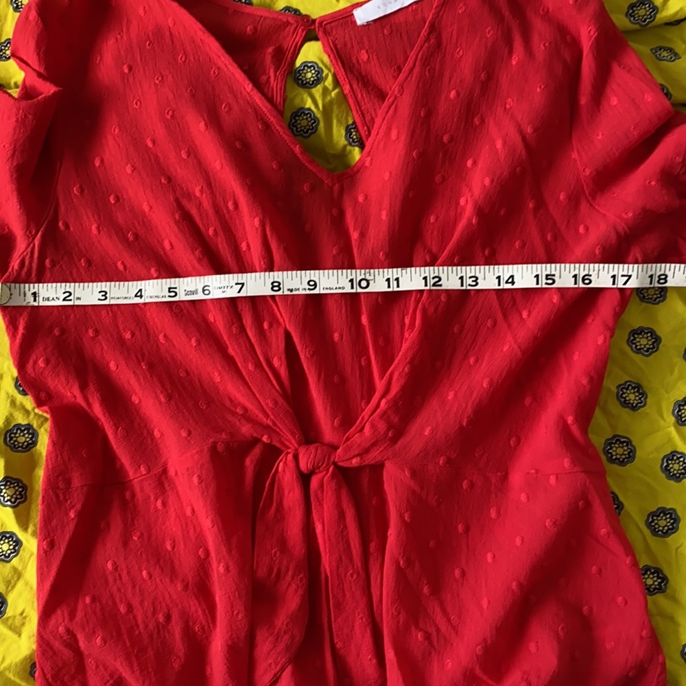 ♦️SOLD♦️ Lush red eyelet sheer front mock tie blou - Picture 6 of 6